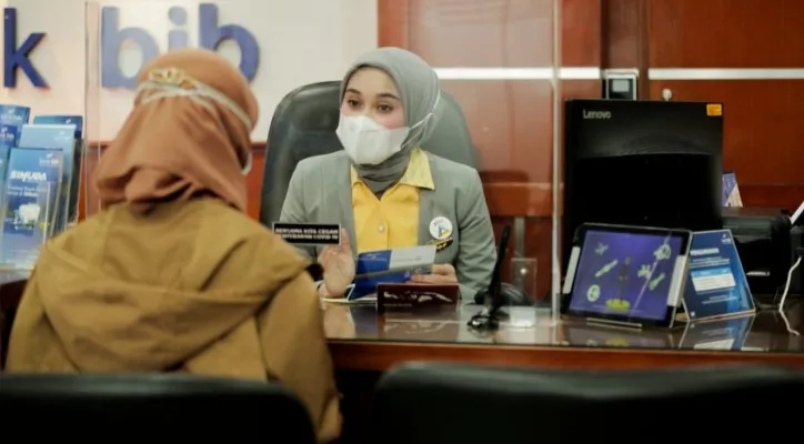 Customer service bank bjb tengah melayani nasabah. (ist)