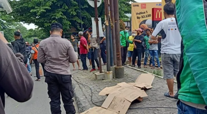 Pria tersetrum saat melalukan pemasangan kabel jaringan. (Ist)