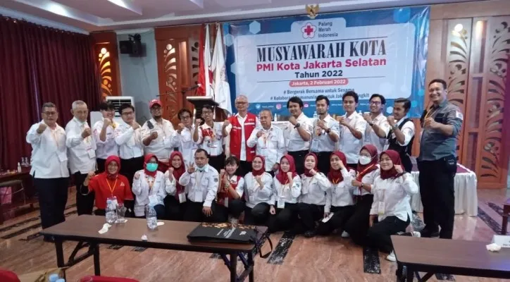 Ketua PMI Jaksel Terpilih Abdul Haris (Rompi Merah Tengah) dalam Musyawarah Kota Jaksel. (foto: poskota/ novriadji)