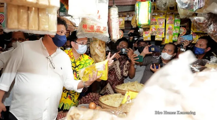 Mendag Tinjau Pasar Kramat Jati, Pastikan Implementasi Kebijakan HET Minyak Goreng. (Foto/kemendag)