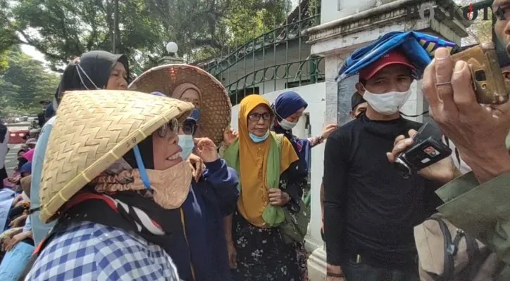 Emak-emak melakukan aksi unjuk rasa di kantor Bupati Lebak (yusuf)