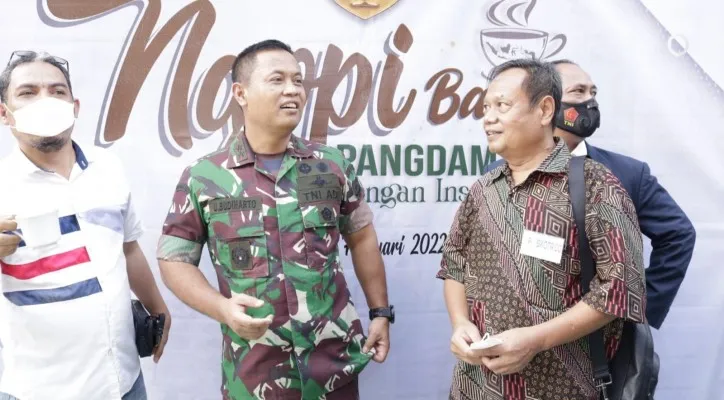 Pangdam Jaya Mayjen TNI Untung Budiharto bersama pimpinan media dalam acara ngopi bareng. (foto: ist)