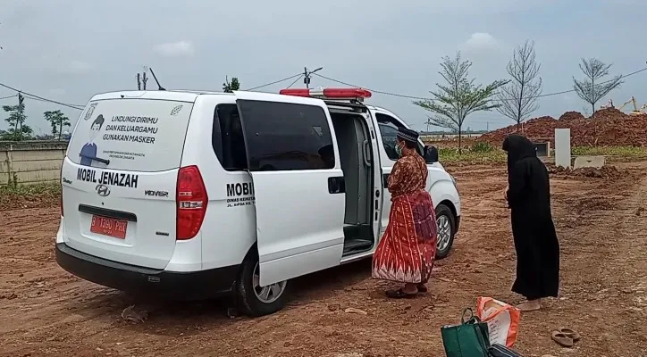 Pihak keluarga yang mengantar jenazah sedang menyolatkan di area pemakaman.