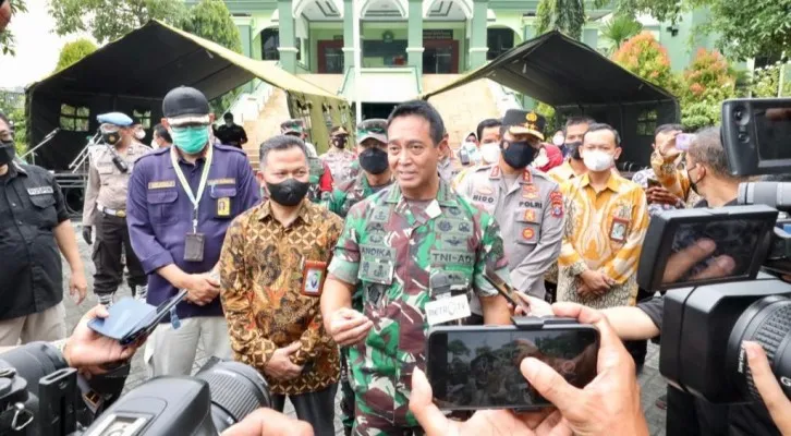 Panglima TNI Jenderal TNI Andika Perkasa mengecek karantina terpusat PPLN. (ist)