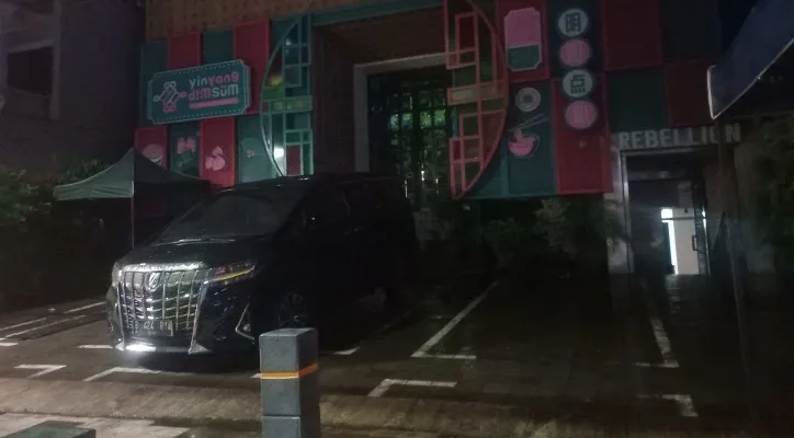 Suasana Odin Bar Jl. Senopati, Kebayoran Baru, Jaksel, pasca ditutup sementara Satpol PP Jaksel. (foto: poskota/ adji)