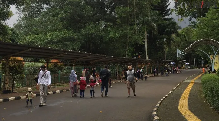 Pengunjung Taman Margasatwa Ragunan. (foto: poskota/ putra)