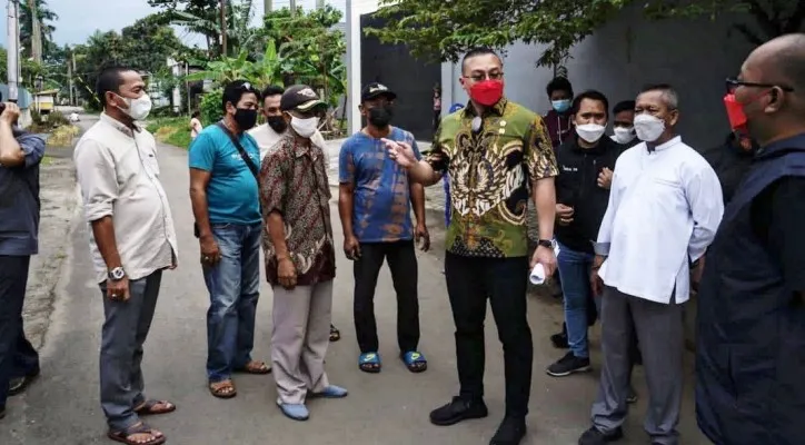 Anggota DPRD DKI Jakarta, Hardiyanto Kenneth di tengah blusukannya di Jakarta Barat, Minggu (6/2/2022). (foto: ist)