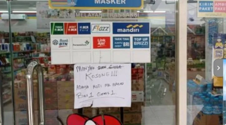 Keleangkaan minyak goreng di Alfamart dan Indomaret. sumber foto : Tribratanews.polri.go.id