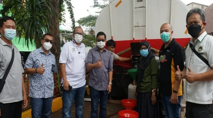 Holding Pangan ID FOOD mendistribusikan 12 ton minyak goreng. (foto: bumn)