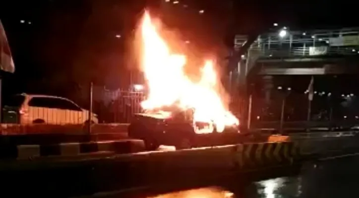 Mobil Camry Terbakar di Senen. (Dokumentasi Sat Lantas Polres Metro Jakarta Pusat).