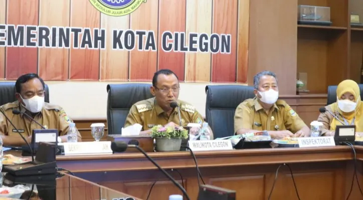 Wali Kota Cilegon Helldy Agustian saat rapat bersama para Kepala OPD. (ist)