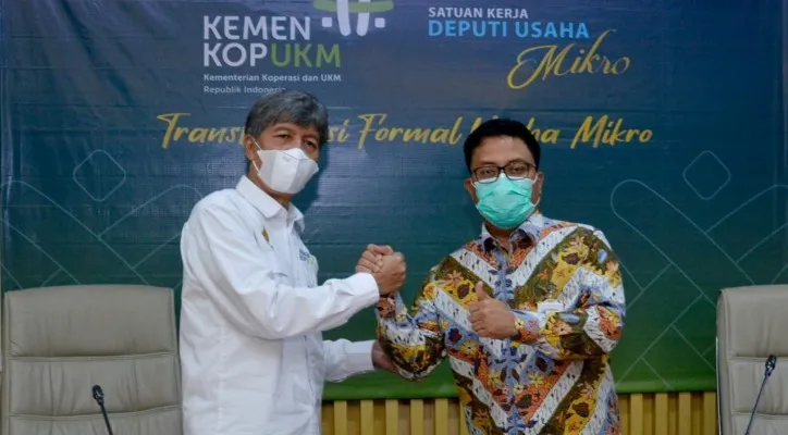 Direktur Kredit UMK dan Usaha Syariah, Babay Parid Wazdi, dan Deputi Bidang Restrukturisasi Usaha Kementerian Koperasi dan UKM, Eddy Satriya. (ist)