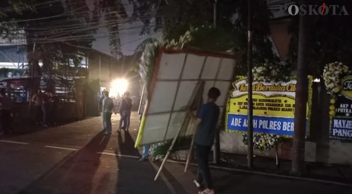 Suasana rumah duka AKP Novandi Arya Kharisma, korban kecelakaan maut Toyota Camry di Senen, Jakarta Pusat.