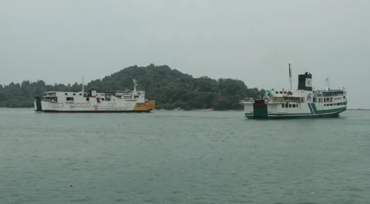 Suasana pelayanan pelayaran Pelabuhan Merak-Bakauheni berjalan normal maski Anak Krakatau Erupsi. (ist)