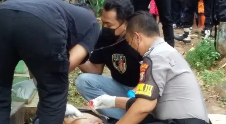 Polisi tengah melakukan identifikasi pemuda yang tewas di pemakaman Ulujami, Jaksel. (Ist)