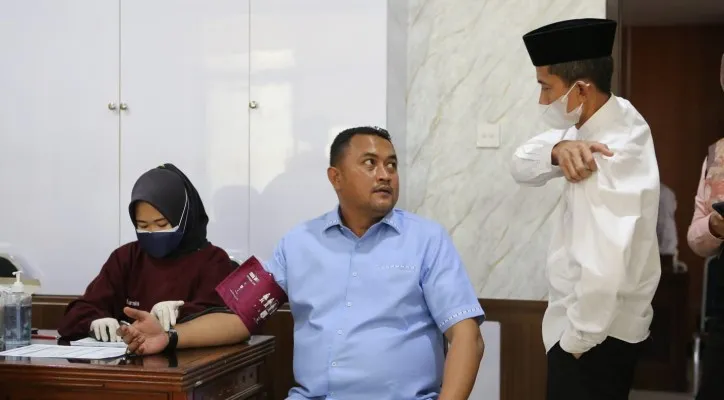 Ketua DPRD Kabupaten Bogor, Rudi Susmanto tengah melakukan cek medis sebelum mengikuti vaksin booster. (ist)