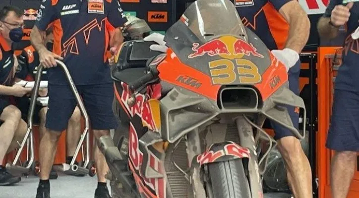 Kondisi motor balap Brad Binder (KTM Factory Racing) yang kotor pada hari pertama tes pramusim di Mandalika. (Foto: ktm racing)