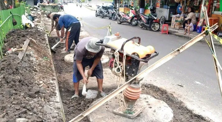  Petugas memperbaiki sumur resapan di Taman Bakrie, Karet Kuningan, Setiabudi, Jaksel. (ist)