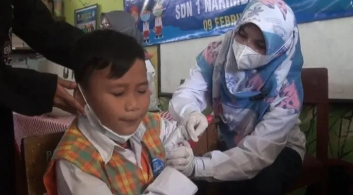 Ilustrasi, Vaksinasi anak di SDN 1 Cicadas Kabupaten Bogor, isunya berbayar. Mendengar hal ini, Dinkes Kabupaten Bogor pun angkat bicara..  (Foto: yusuf)