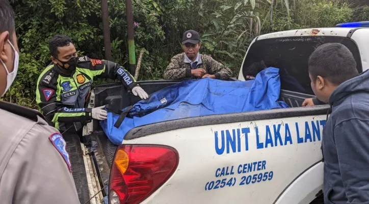 Petugas unit lakalantas saat mengevakuasi jasad korban untuk dibawa ke RSUD dr Drajat Prawiranegara. (ist)