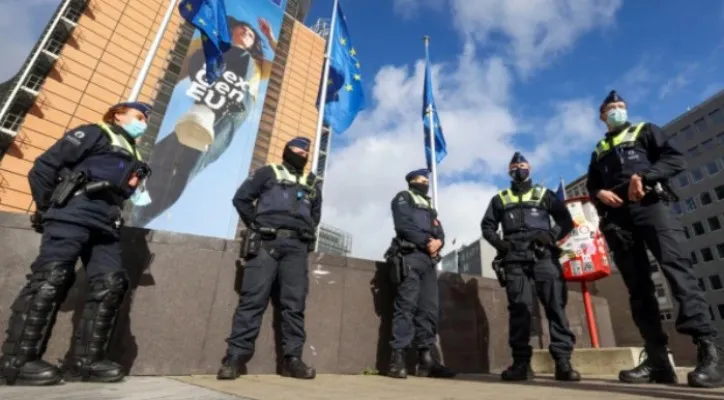 Polisi Belgia berjaga di luar markas Komisi Eropa menjelang aksi "Konvoi Kebebasan Eropa 2022" yang menentang protes pembatasan COVID-19 di Brussels Belgia pada 14 Februari 2022.