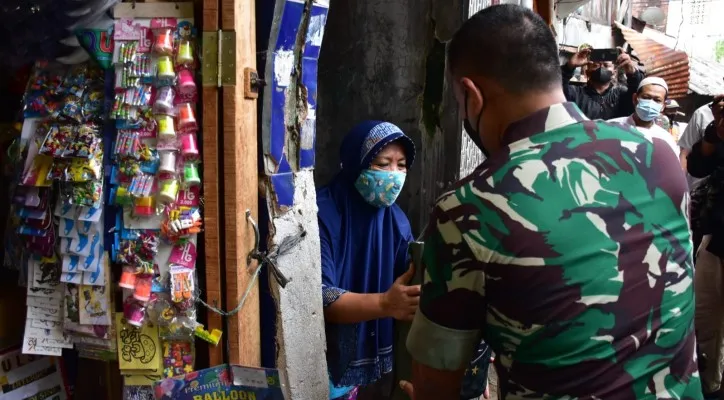 Pangdam Jaya, Mayjen TNI Untung Budiharto bersama Jajarannya menyerahkan langsung sembako kepada warga Kelurahan Kampung Rawa, Johar Baru, Jakarta Pusat, yang melaksanakan isolasi mandiri di rumah akibat Covid-19, Rabu (16/2/2022). (Foto: Pendam Jaya)