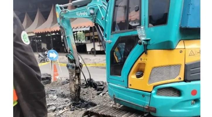 Petugas PT PALYJA sedang memperbaiki pipa di wilayah Kampung Bandan, Jakarta Utara.