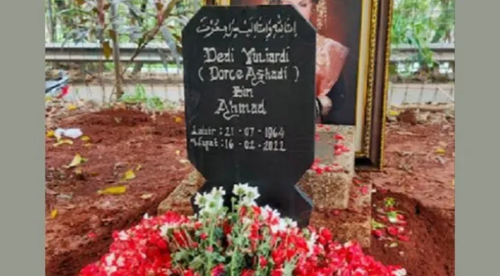 Nisan makam artis Dorce Gamalama di TPU Bantar Jati, Jaktim, sudah dipasang, pada Kamis (17/2/2022), lengkap dengan tulisan di nisan. (Foto: Sudin Pertamanan dan Hutan Kota Jaktim)