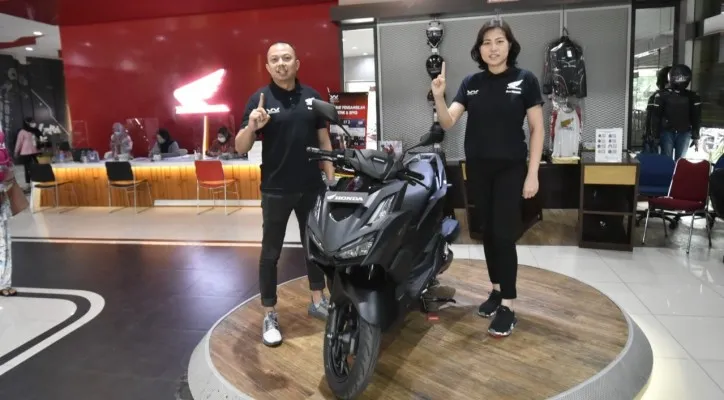 Head of Marketing Wahana, Olivia Widyasuwita dan Head of Marketing Communication, Andra Friandana saat peluncuran virtual All New Vario 160. (Foto: WMS)