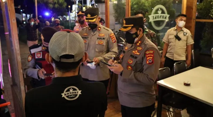 Kapolres Serang AKBP Yudha Satria dan Wakapolres Kompol Rahmat Sampurno saat menemui pengelola cafe. (ist)