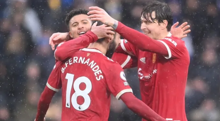 Pemain Manchester United Bruno Fernandes, Jadon Sancho, dan Harry Maguire tengah melakukan selebrasi. Man United menang 4-2 atas Leeds United. foto: Twitter @ManUtd