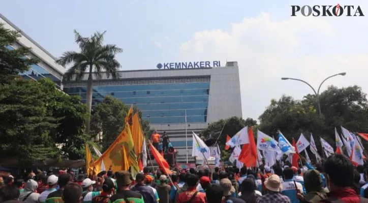 Suasana demo Jaminan Hari Tua di Kemnaker. (rizal)