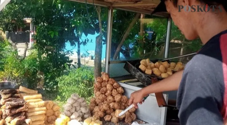 Andri (penjual gorengan) yang berada di pinggir jalan raya perumahan Alinda, Bekasi Utara, Selasa (22/02/2022) pagi. (Ihsan Fahmi)