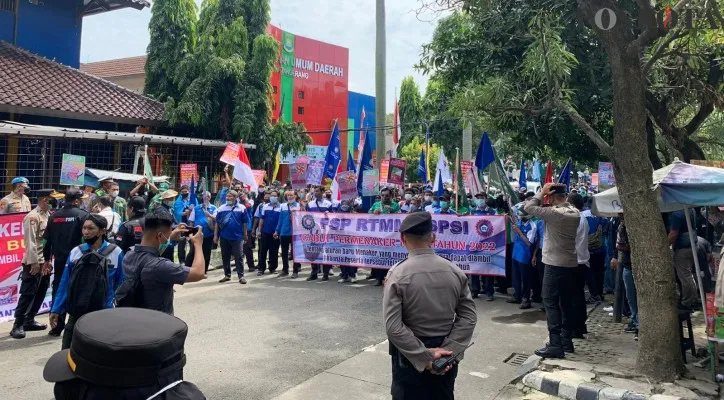 Aksi buruh di Kantor BPJS Ketenagakerjaan Kota Tangerang. (Foto: Poskota/Iqbal)