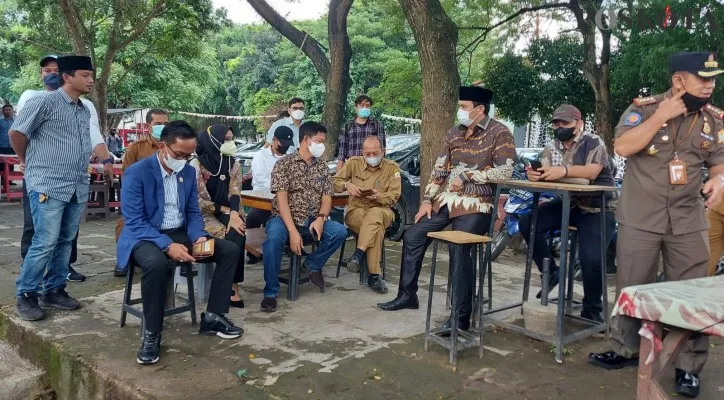 Sejumlah pimpinan dan anggota DPRD Kota Serang saat meninjau lokasi PKL di Stadion Maulana Yusuf. (Foto: Poskota/Luthfillah)