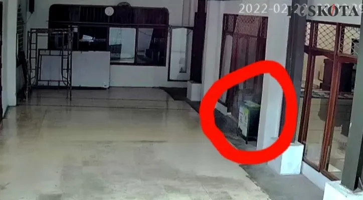 Lingkaran merah menunjukan sosok bayangan putih yang terekam oleh kamera CCTV Masjid Al Barokah di Depok. (Angga)