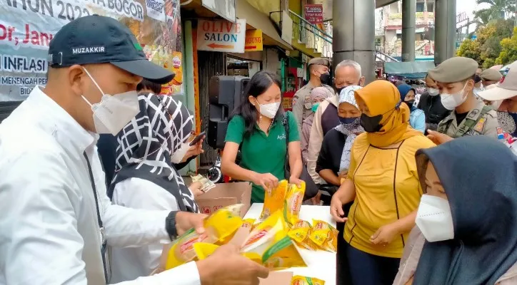 Warga tengah membeli minyak goreng di OPM yang digelar Pemkot Bogor, (ist)