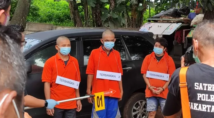 Polres Jaksel melakukan adegan rekonstruksi pembunuhan terhadap koki muda di TPU Kober Ulujami, Pesanggrahan, Jakarta Setalan, Kamis (24/2/2022). (foto: poskota/novriadji wibowo)