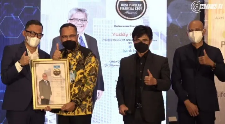 bank bjb meraih penghargaan 3rd Indonesia's Most Popular Digital Financial Brands Award 2022 (Millenial's Choice) karena berkontribusi dan berinovasi dalam ranah digital Indonesia, dan kepada Direktur Utama bank bjb Yuddy Renaldi dianugerahi 2022 Most Popular Financial CEO's Awards. (ist)