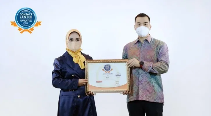 Pemimpin Divisi Jaringan & Layanan bank bjb Nunung Suhartini saat menerima penghargaan Contact Center Sevice Excellence Award (CCSEA) 2022. (ist)