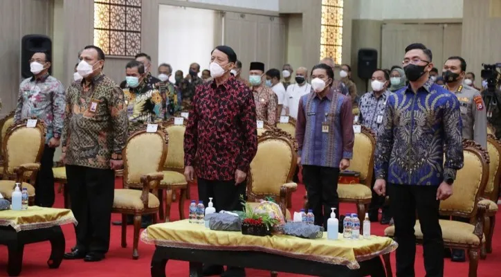 Gubernur Banten Wahidin Halim, Wakil Gubernur Banten Andika Hazrumy serta Ketua KPK Firli Bahuri saat rapat kordinasi di Pendopo Gubernur Banten. (foto: ist)