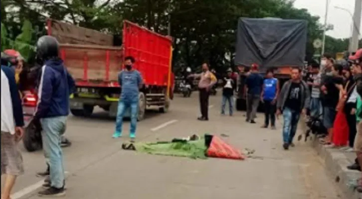 Pelajar tewas terlindas dump truk di jalan Raya Urip Sumiharjo, Desa Karangraharja, Kabupaten Bekasi, Jum'at (25/02/2022) lalu. (Ist)