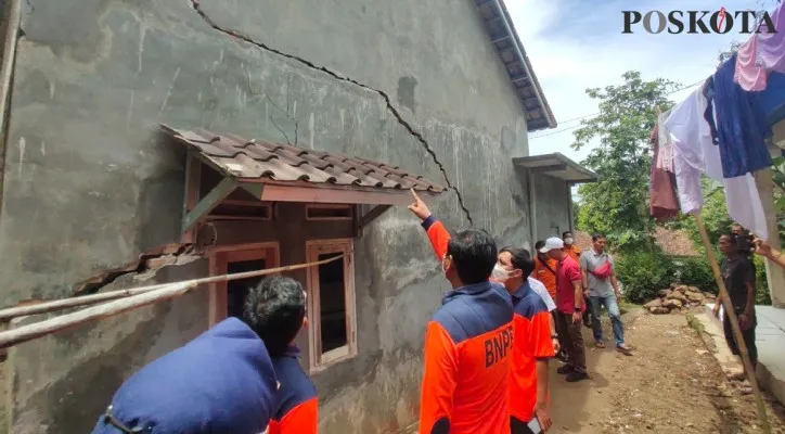 Rumah rusak akibat pergerakan tanah di Kecamatan Cikulur (Yusuf)