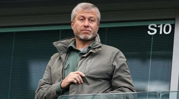 Roman Abramovich telah mengeluarkan pernyataan untuk melepas kepengurusan klub pada Yayasan Klub Chelsea, (Foto: Twitter/@FabrizioRomano)