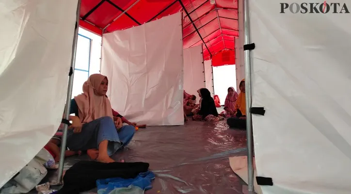 Posko pengungsian warga terdampak pergerakan tanah di Cikulur Lebak, Banten. (foto: poskota/yusuf)