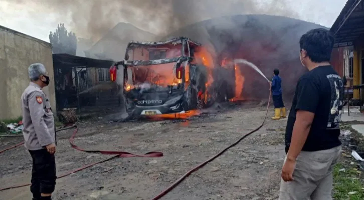 Bus terbakar di Kecamatan Cisoka, Kabupaten Tangerang. (Foto/Ist)