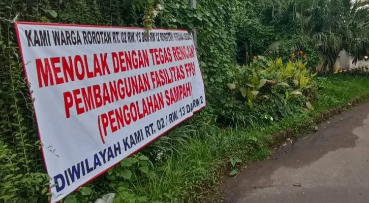 Banner yang terpasang di pintu masuk perumahan