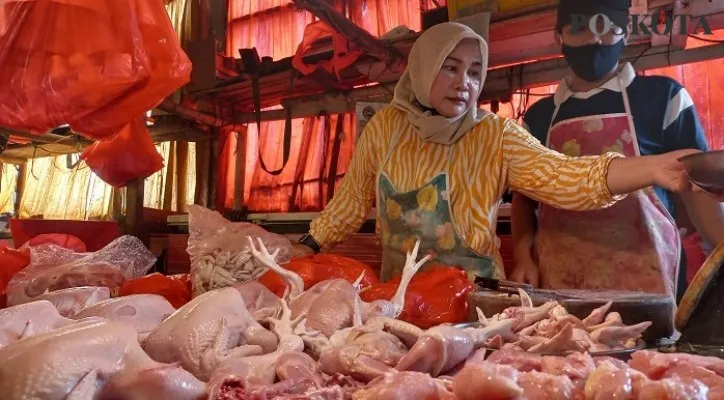 Diah (47) pedagang daging ayam di Pasar Tomang Barat Jakarta Barat. (Pandi)