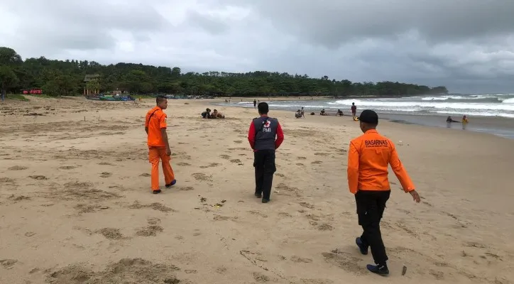 Basarnas Banten melakukan pencarian di Pantai Ciantir Sawarna, Lebak, Banten. (foto: ist)