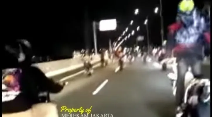 Pengendara Supermoto terobos masuk tol Pulogebang-Kelapa Gading, kini tengah dalam pengejaran polisi.